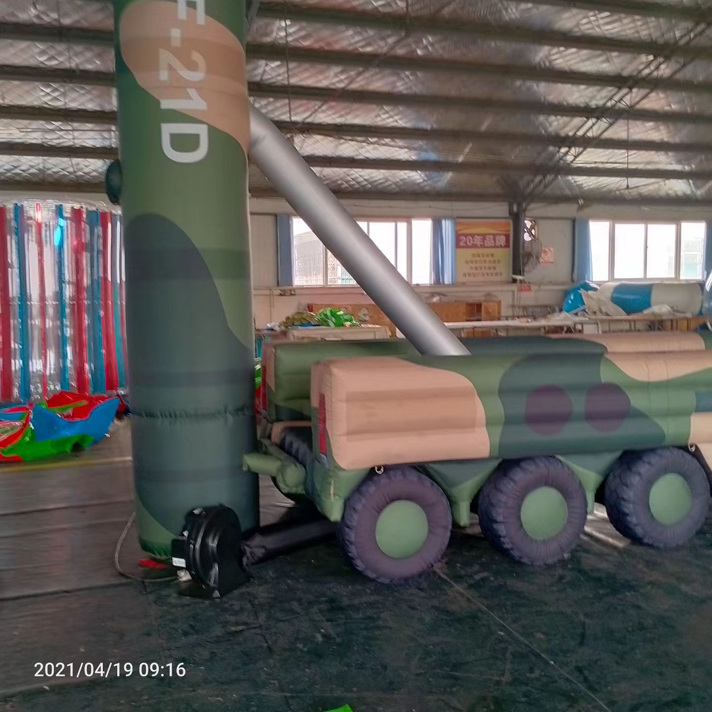 秀峰军事演习中的充气目标车辆：模拟发射车雷达车坦克飞机
